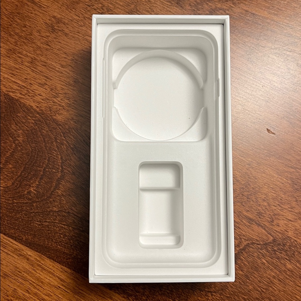 Apple iPhone SE - Box - Picture 2 of 4